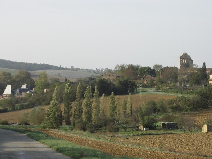 Vue éloignée du village et de l'église depuis l'ouest.