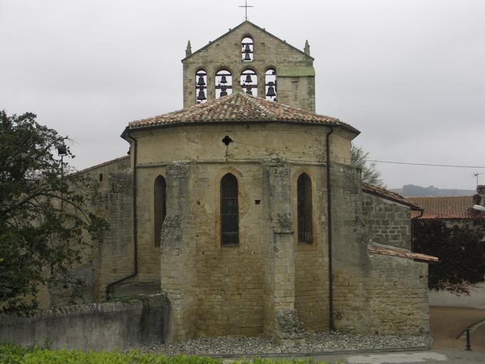 Vue du chevet depuis le cimetière.