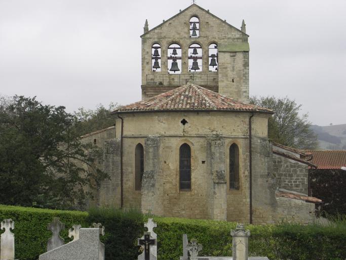 Vue du chevet depuis le cimetière.