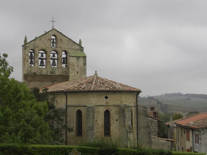 Vue du chevet depuis le cimetière.