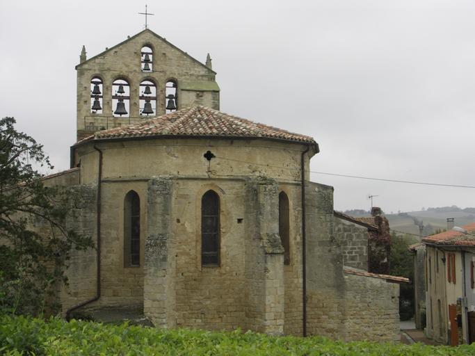 Vue du chevet depuis le cimetière.