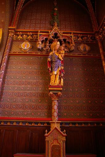 Chapelle de la Bonne Mort : Vierge sous un dais.