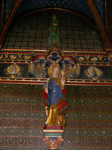 Chapelle de la Bonne Mort : Vierge sous un dais.