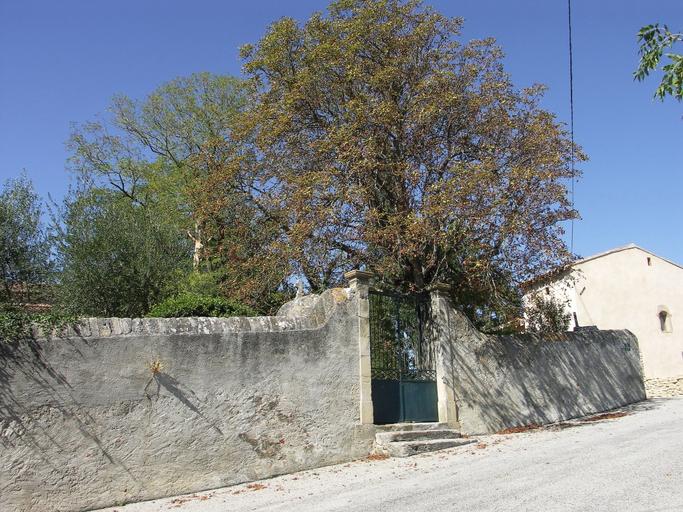 Calvaire situé sur le flanc sud de l'église, entouré de murs.