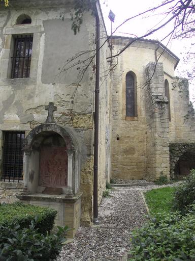 Jardin du calvaire : une station du chemin de croix et le chevet en arrière-plan.