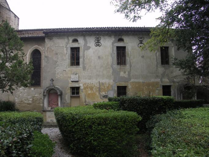 Calvaire : station appuyée sur le mur sud de l'église.