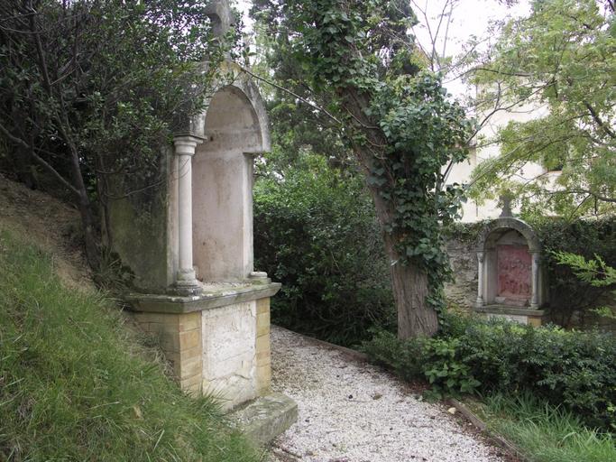 Calvaire : station du chemin de croix.