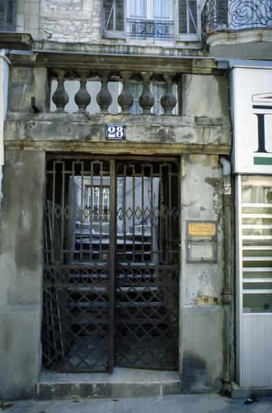 Porte Louis XVI en ferronerie qui donnait accès à la terrasse. Maison détruite en 1992.