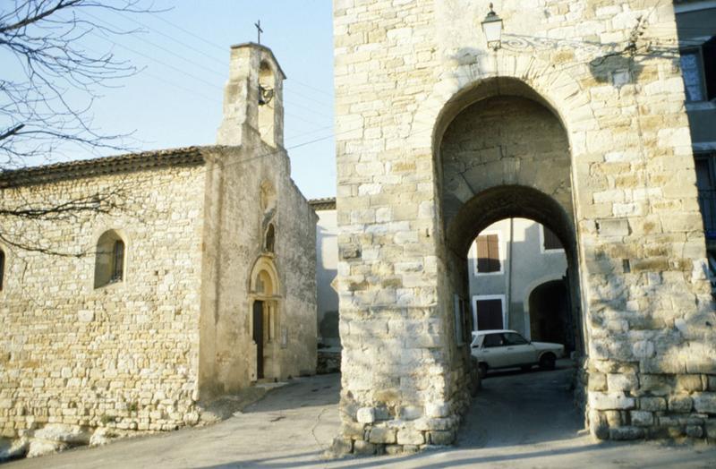 Eglise et porte sud dite tour de l'Horloge.