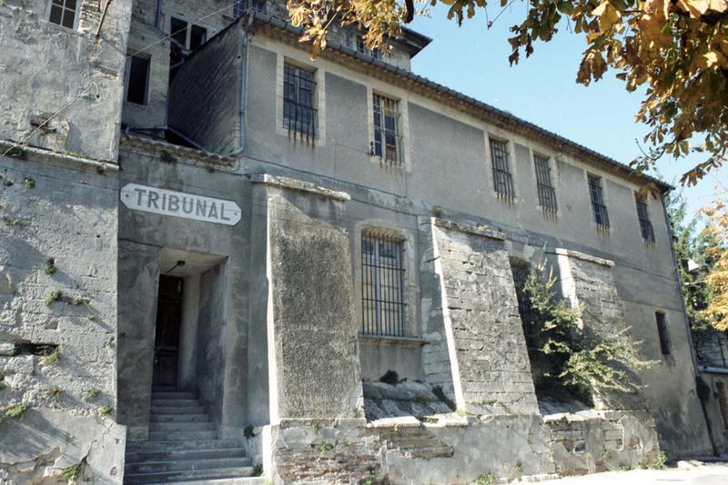 Anciennes cuisines, puis ancien tribunal, côté jardin.