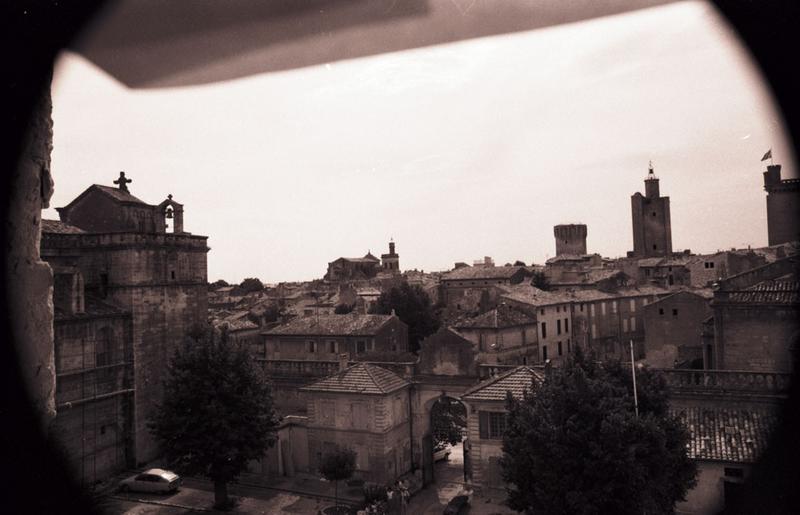 Vue de la ville depuis l'évêché avec la cour d'honneur et l'ancienne cathédrale.