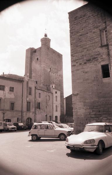 Duché à droite et tour de l'Evêque.