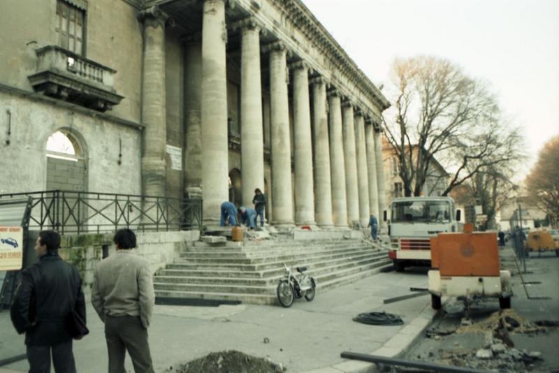 La façade à colonnade avant démolition et transfert partiel sur l'aire d'autoroute de Caissargues (décembre 1986).