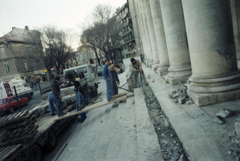 La colonnade avant transfert sur l'aire d'autoroute de Caissargues.