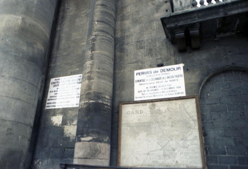 La colonnade avant transfert sur l'aire d'autoroute de Caissargues. Permis de démollir.