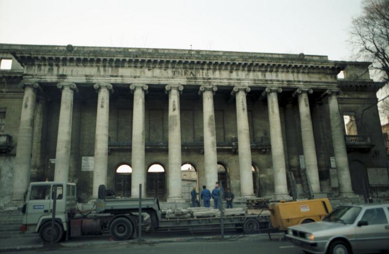 La colonnade avant transfert sur l'aire d'autoroute de Caissargues.