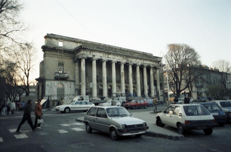 La colonnade avant transfert sur l'aire d'autoroute de Caissargues.