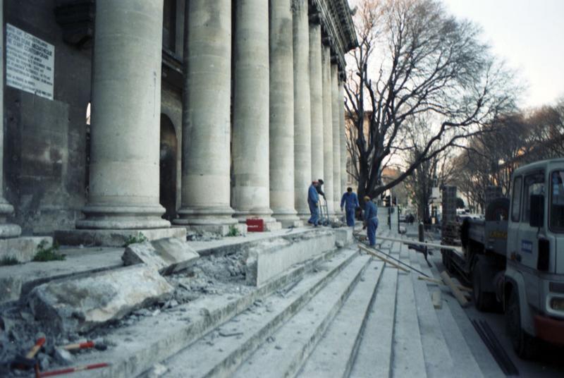 La colonnade avant transfert sur l'aire d'autoroute de Caissargues.