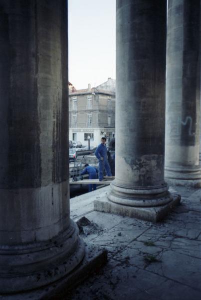 La colonnade avant transfert sur l'aire d'autoroute de Caissargues.