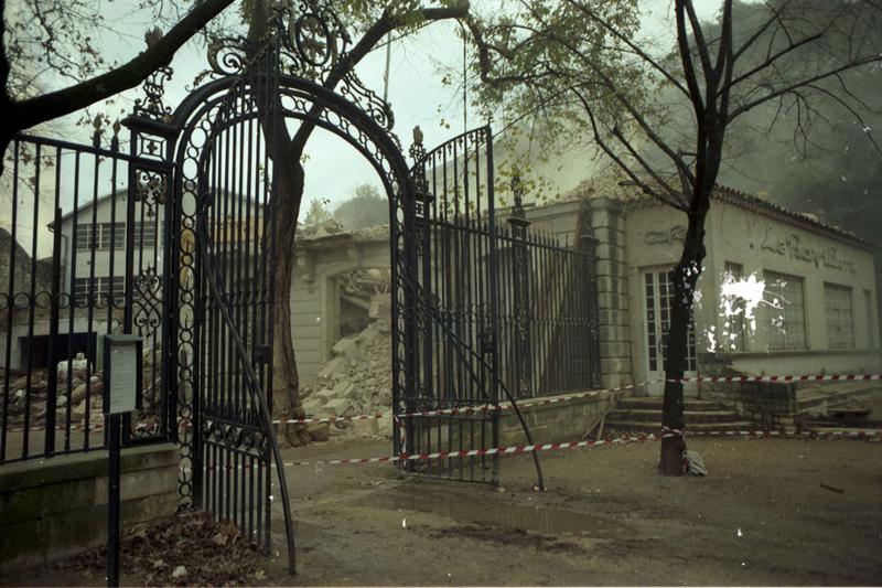 Destruction du pavillon du XVIIIe siècle contigu au portail ouest des Jardins de la Fontaine (emplacement du complexe immobilier Villa Roma).