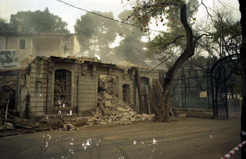 Destruction du pavillon du XVIIIe siècle contigu au portail ouest des Jardins de la Fontaine (emplacement du complexe immobilier Villa Roma).