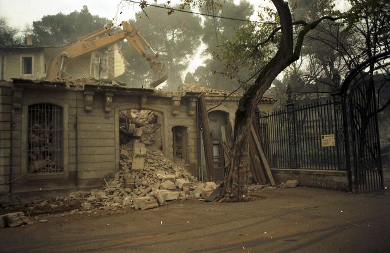 Destruction du pavillon du XVIIIe siècle contigu au portail ouest des Jardins de la Fontaine (emplacement du complexe immobilier Villa Roma).