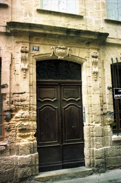 Porte (heurtoir disparu).