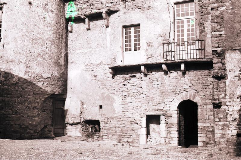 Vestiges de l'enceinte : passage voûté dit la Portanelle et tour Saint-Benoît ;