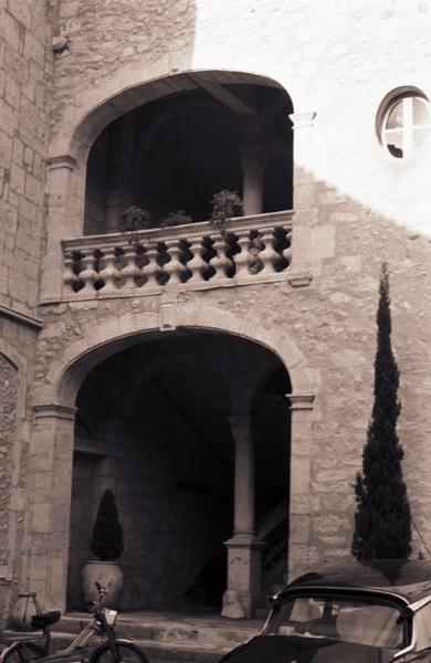 Cour ; escalier ouvert avec balustrade de pierre.