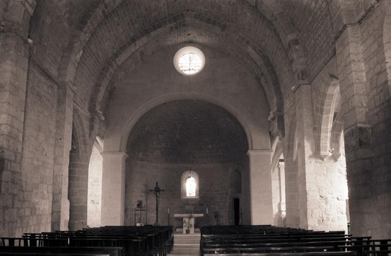 Vue intérieure vers le choeur.