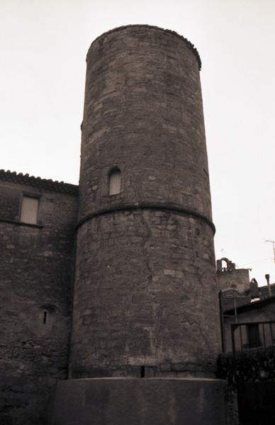 Façade sur cour et tour.