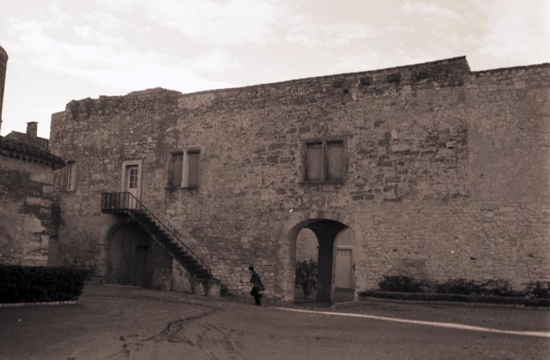 Façade sur cour et escalier.