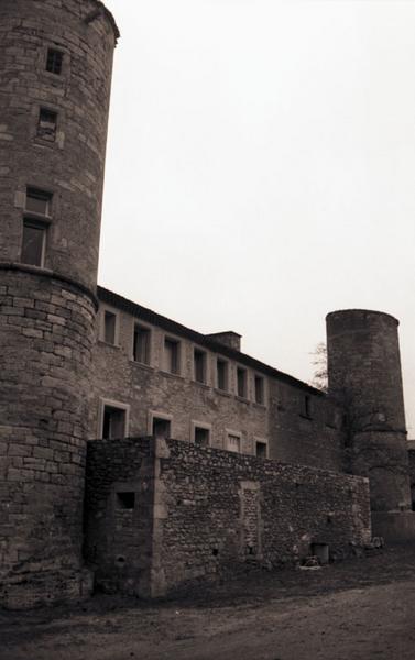 Façade sur cour et deux tours.