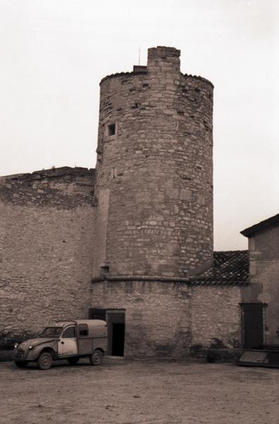 Façade sur cour avec tour.