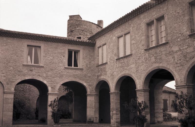 Façade sur cour : arcades.