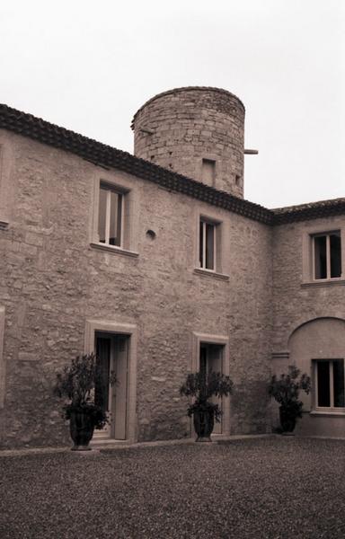 Façade sur cour avec tour.