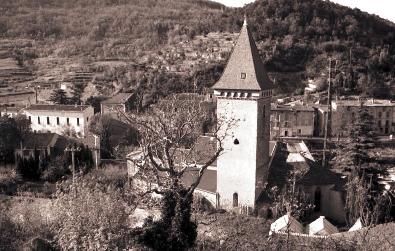 Vue d'ensemble du village avec l'église.