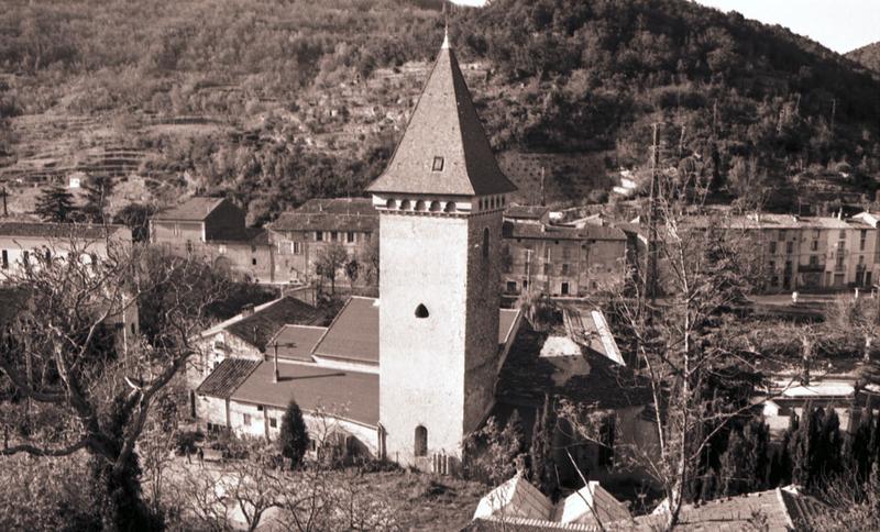 Vue d'ensemble du village avec l'église.