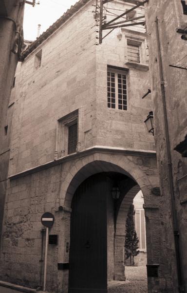 Façades sur rue ; portail sur l'angle.