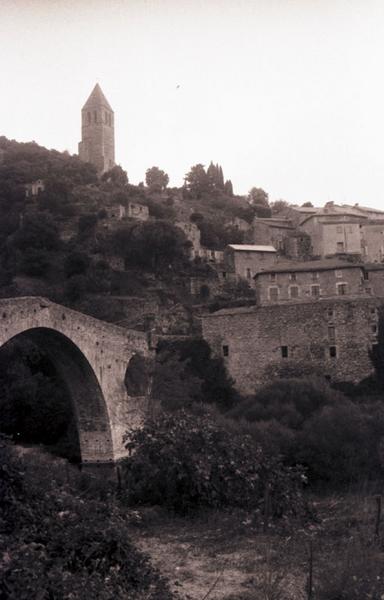 Vue du pont et du village.