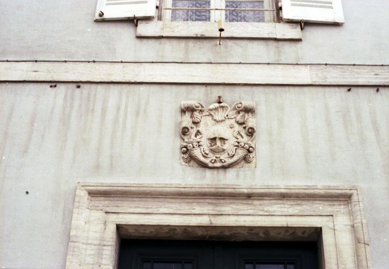 Remploi d'armoiries sculptées provenant de l'ancienne maison commune.