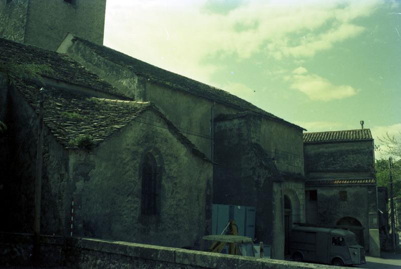 Vue extérieure : transept et bas-côté.