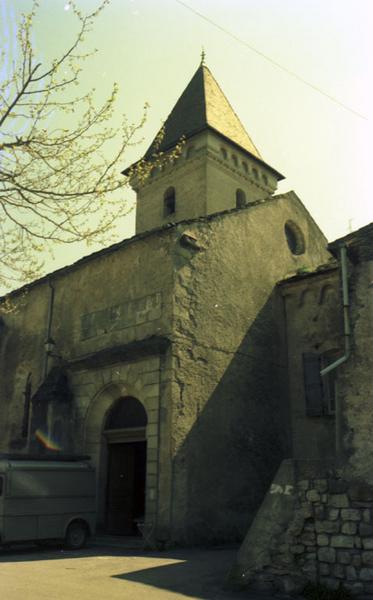 Vue extérieure : clocher et portail.