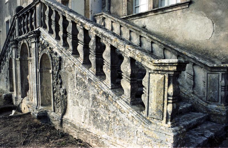 Extérieur : élévation sur le parc, escalier.