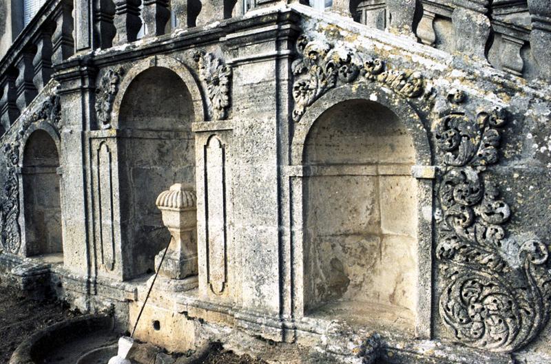 Extérieur : élévation sur le parc, escalier.