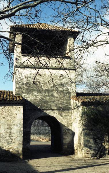 Tour-porte avec pigeonnier à l'étage.