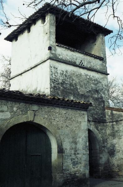 Tour-porte avec pigeonnier à l'étage.