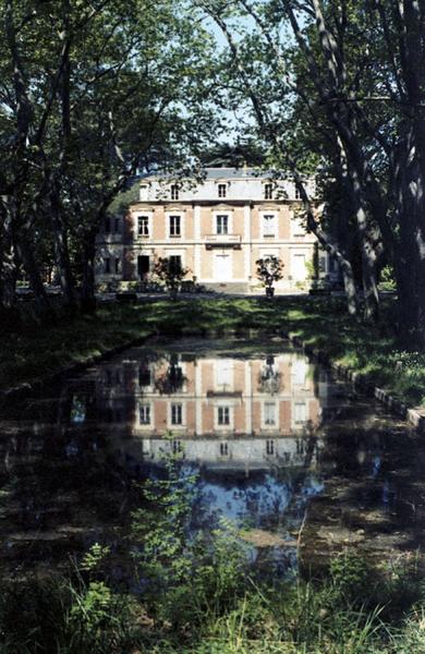 Parc avec pièce d'eau et château.