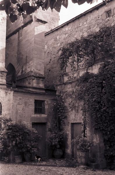 Angle sud-est du cloître et mur nord de la sacrisitie avec sections de nervures en remploi au niveau des combles.