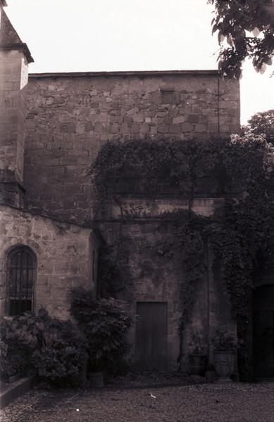 Angle sud-est du cloître et mur nord de la sacrisitie avec sections de nervures en remploi.